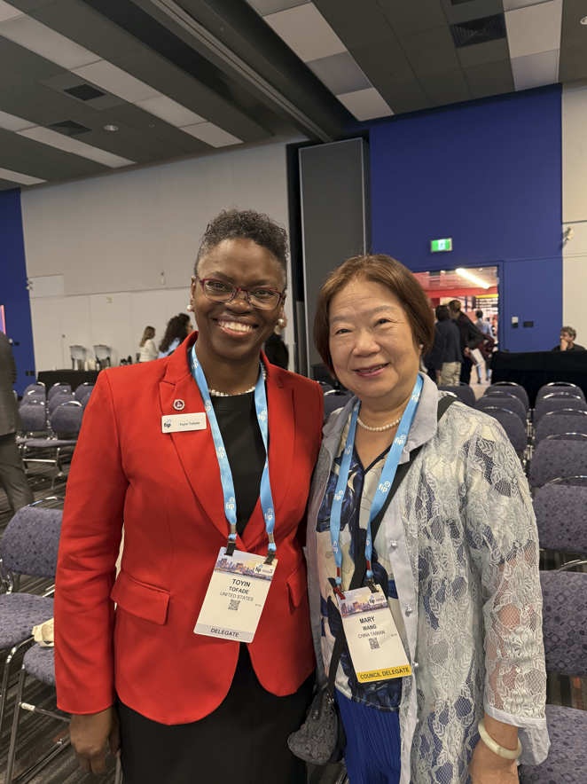 本會王春玉名譽理事長與Toyin Tofade合照